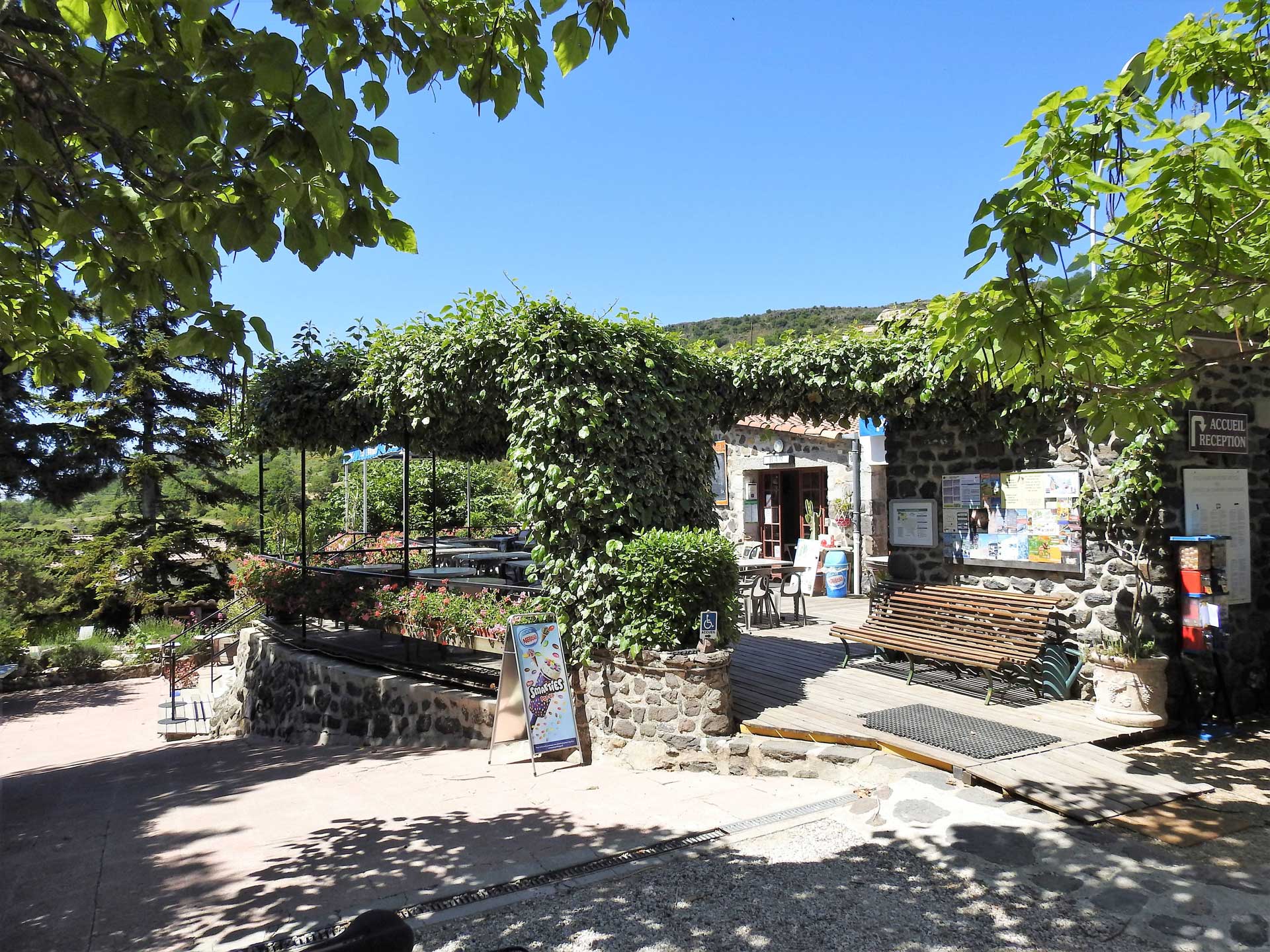 Terrasse restaurant camping les lavandes à Darbres en Ardeche