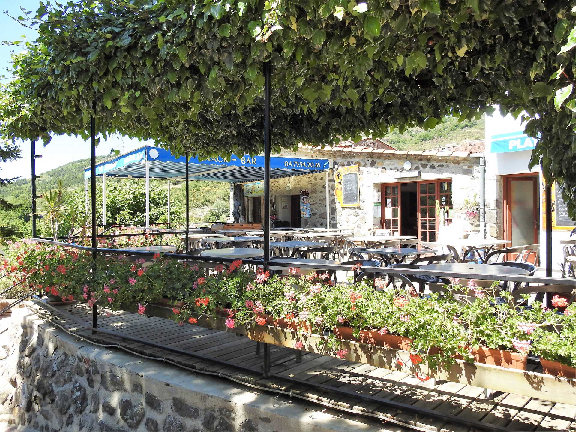 Terrasse restaurant camping familial en Ardeche