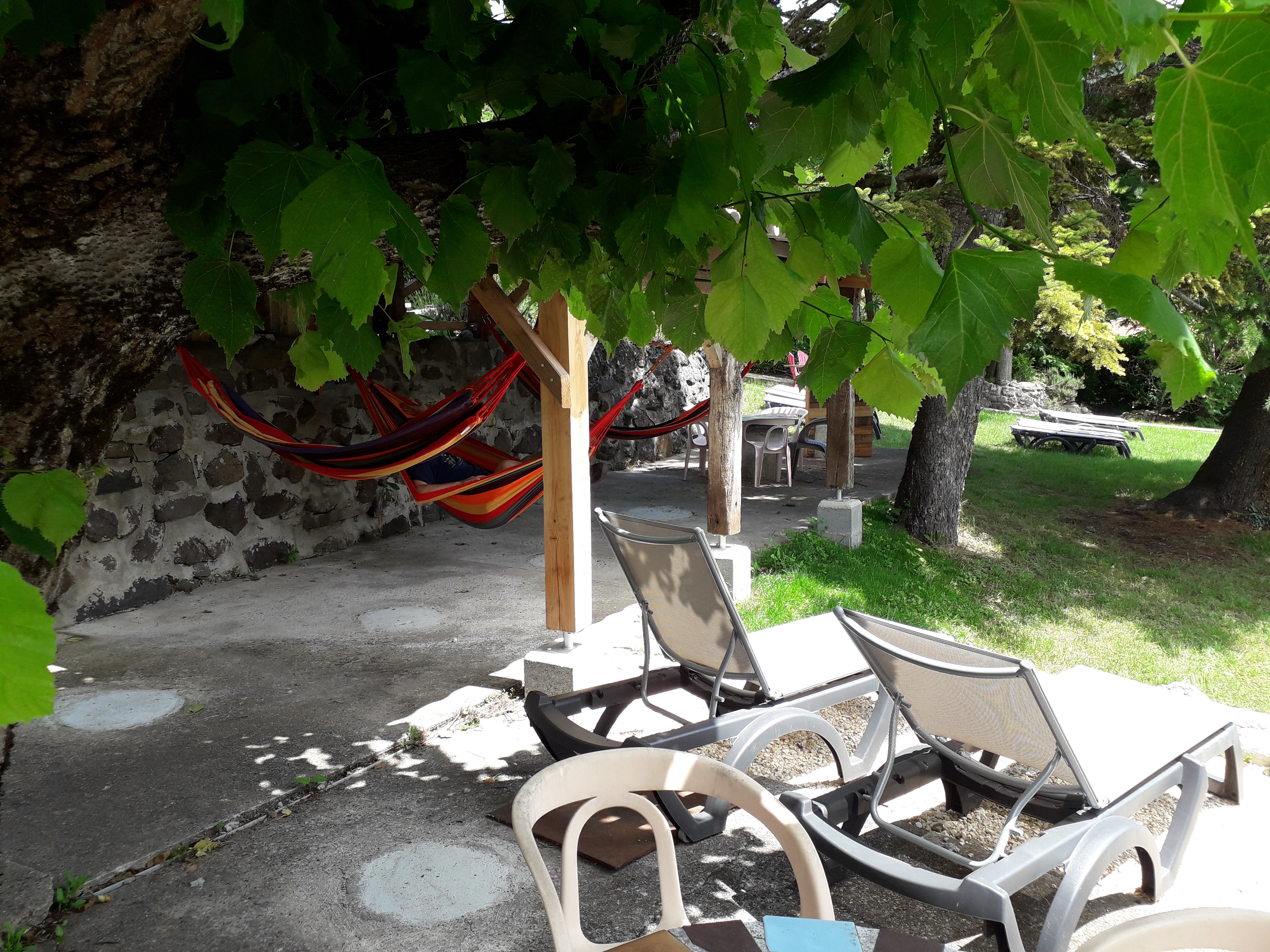 Coin Relaxe Et Hamac Près De La Piscine Du Camping Les Lavandes À Darbres En Ardèche