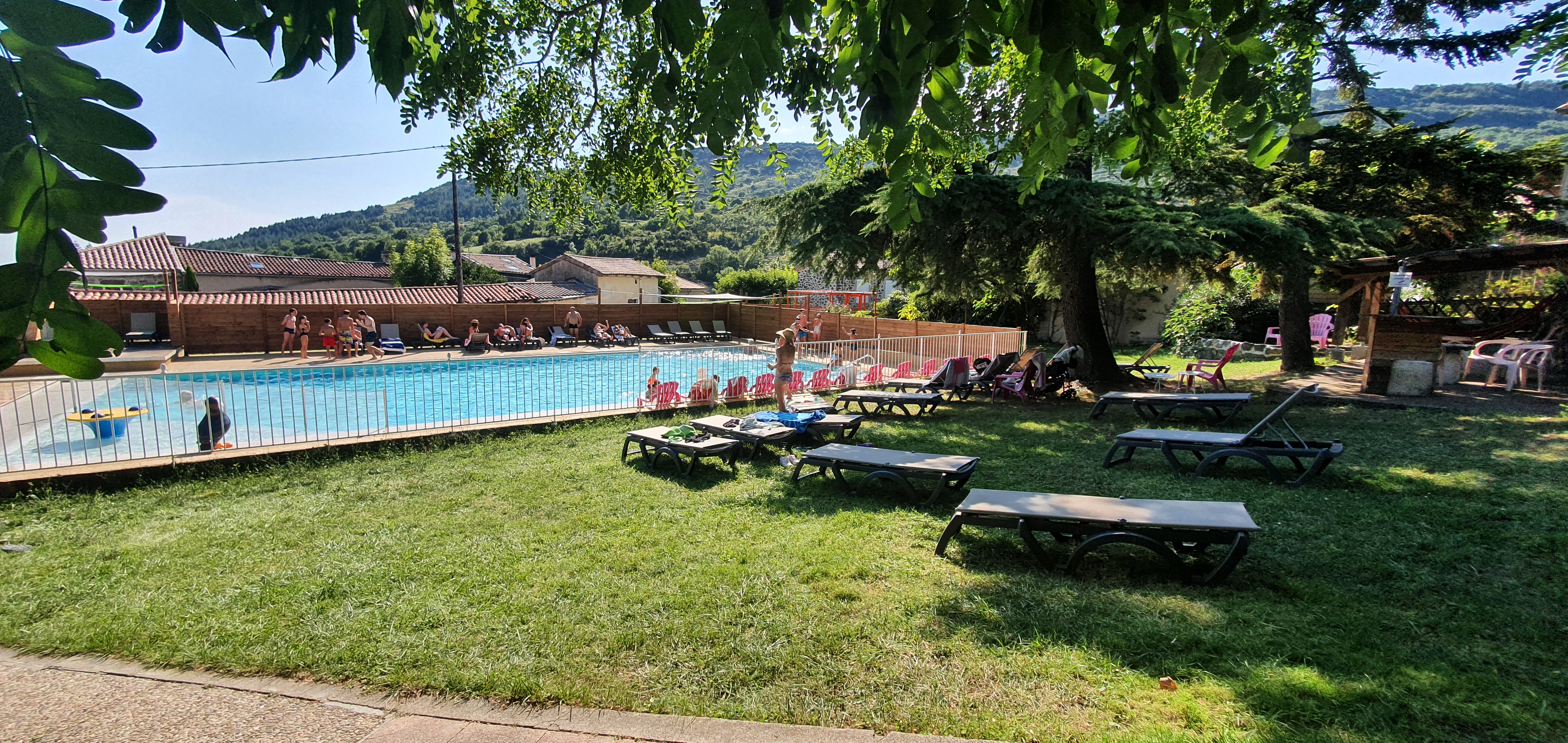 05 Grande Piscine Ensoleillée Dans Camping Familial En Ardeche