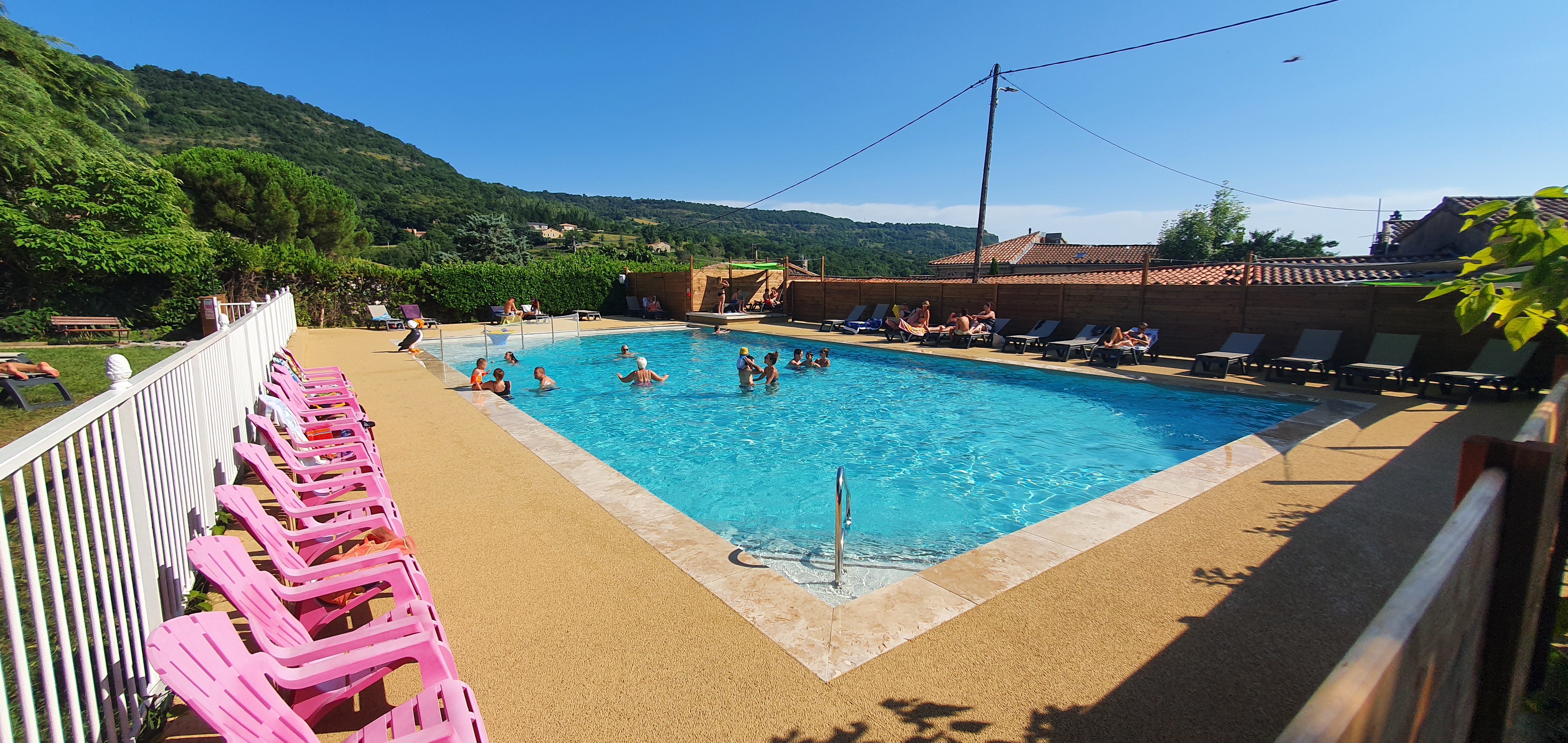 camping familial avec piscine et pataugeoire