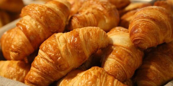 Pain et viennoiseries en juillet-août Camping familial avec boulangerie | Les Lavandes - Darbres