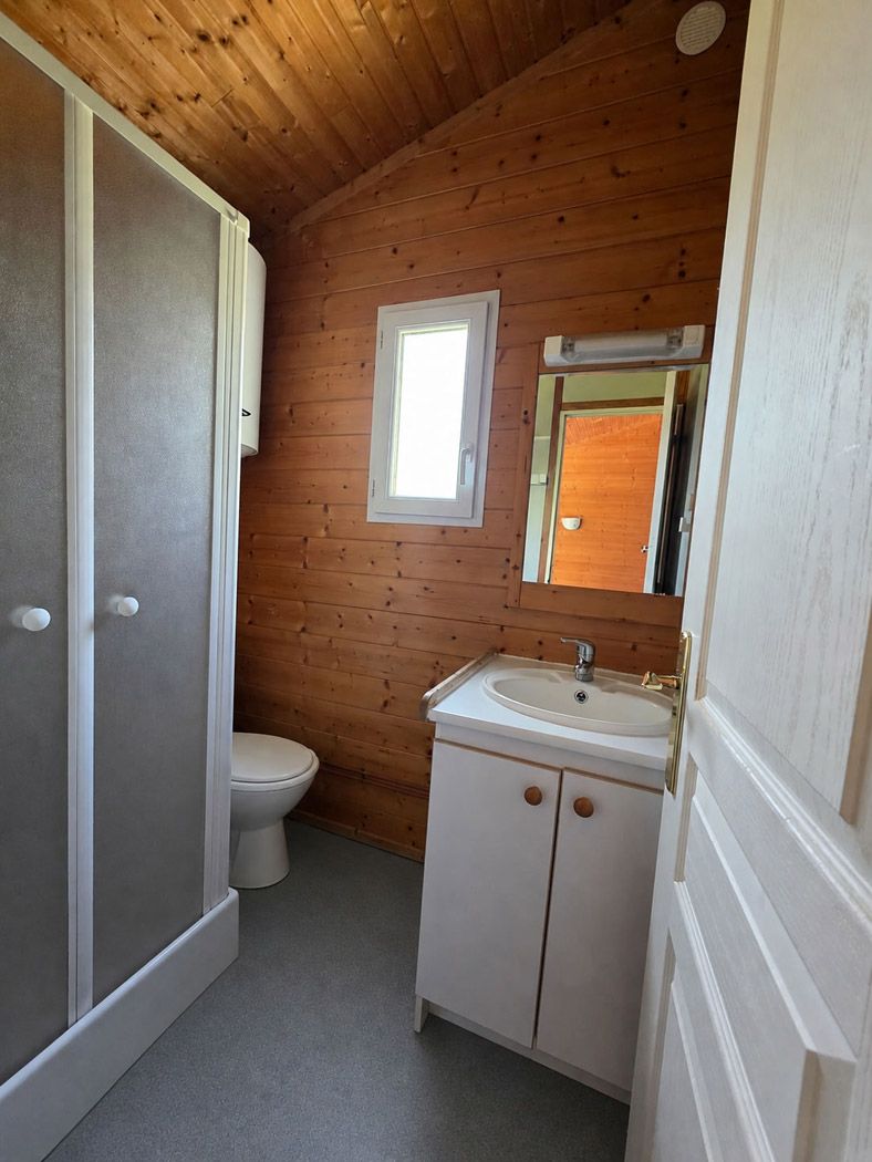 Le Chalet Romarin | 1 chambre et 1 coin nuit – 4/5 personnes Chalet 4/5 personnes | Camping Les Lavandes - Darbres