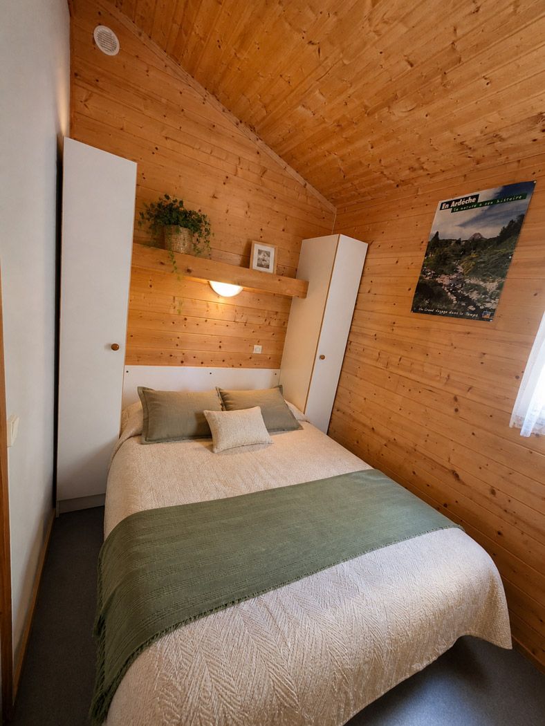 Le Chalet Romarin | 1 chambre et 1 coin nuit – 4/5 personnes Chalet 4/5 personnes | Camping Les Lavandes - Darbres
