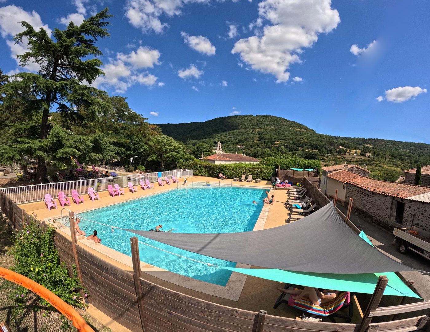 La piscine et pataugeoire du camping Camping familial avec piscine | Les Lavandes - Darbres