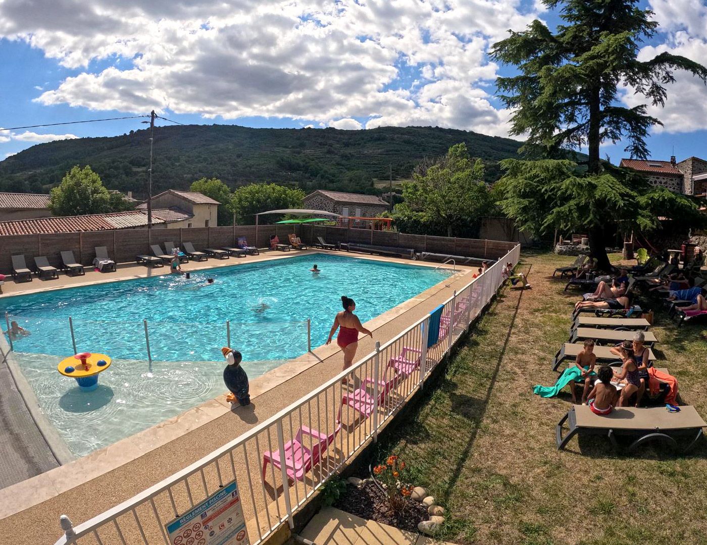 La piscine et pataugeoire du camping Camping familial avec piscine | Les Lavandes - Darbres