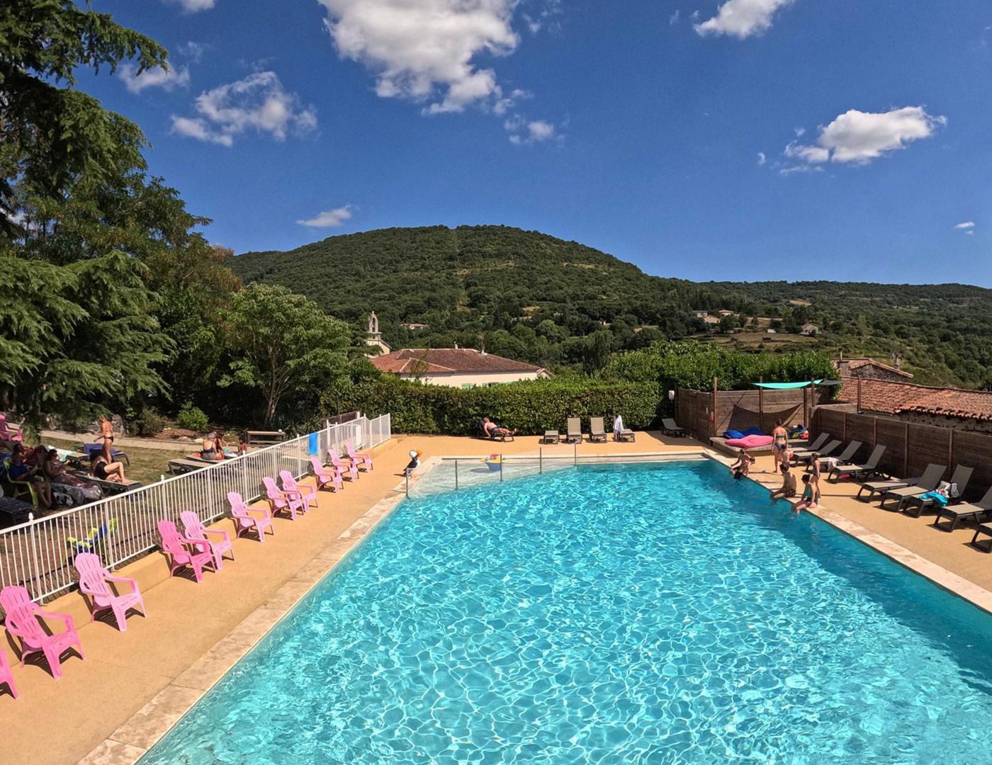 La piscine et pataugeoire du camping Camping familial avec piscine | Les Lavandes - Darbres